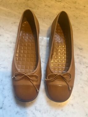 CHANEL Tan Leather Ballet Flats with Bow